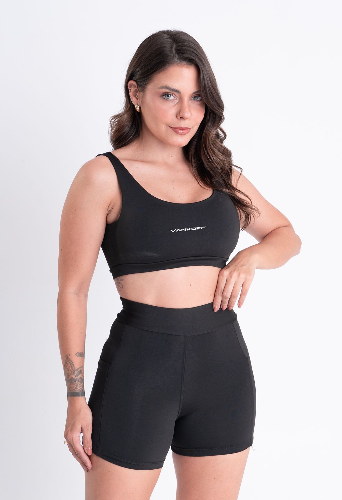 Conjunto preto de top nadador e short de cós alto, visto de frente