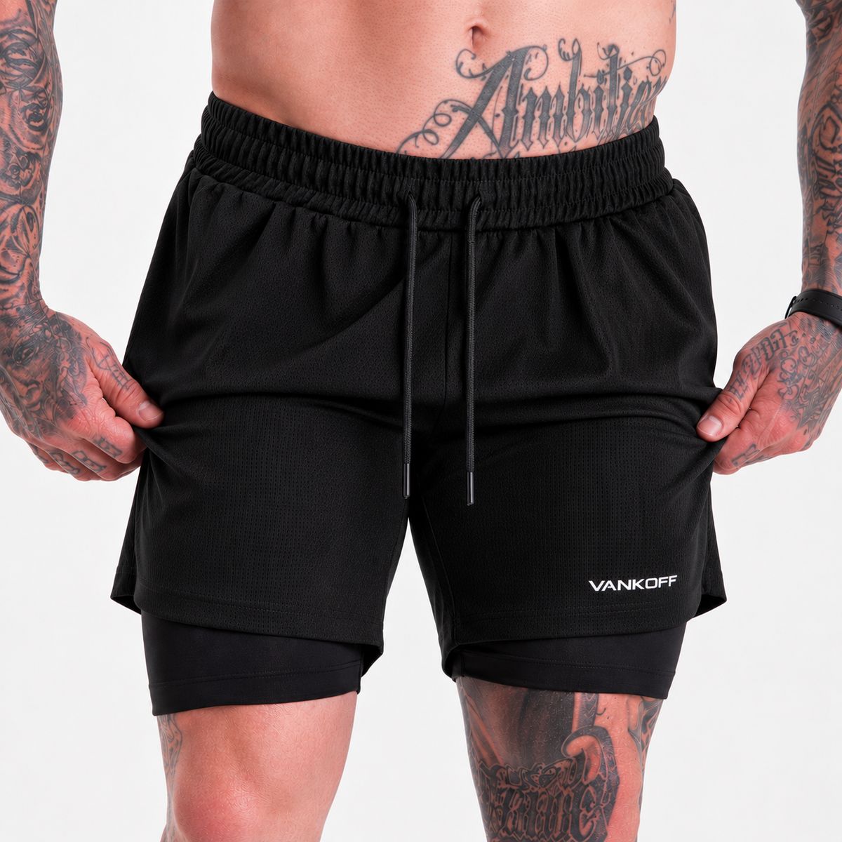 Short 2 em 1 preto visto de frente, com o forro de compressão aparecendo abaixo da barra