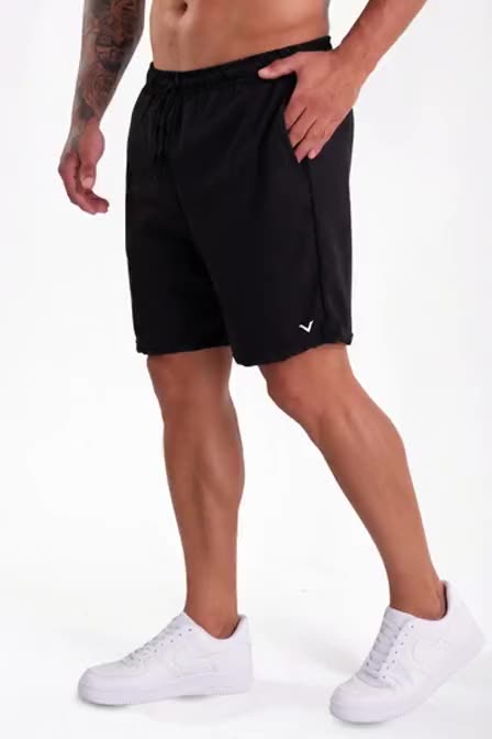 Bermuda tactel na cor Preto, em movimento